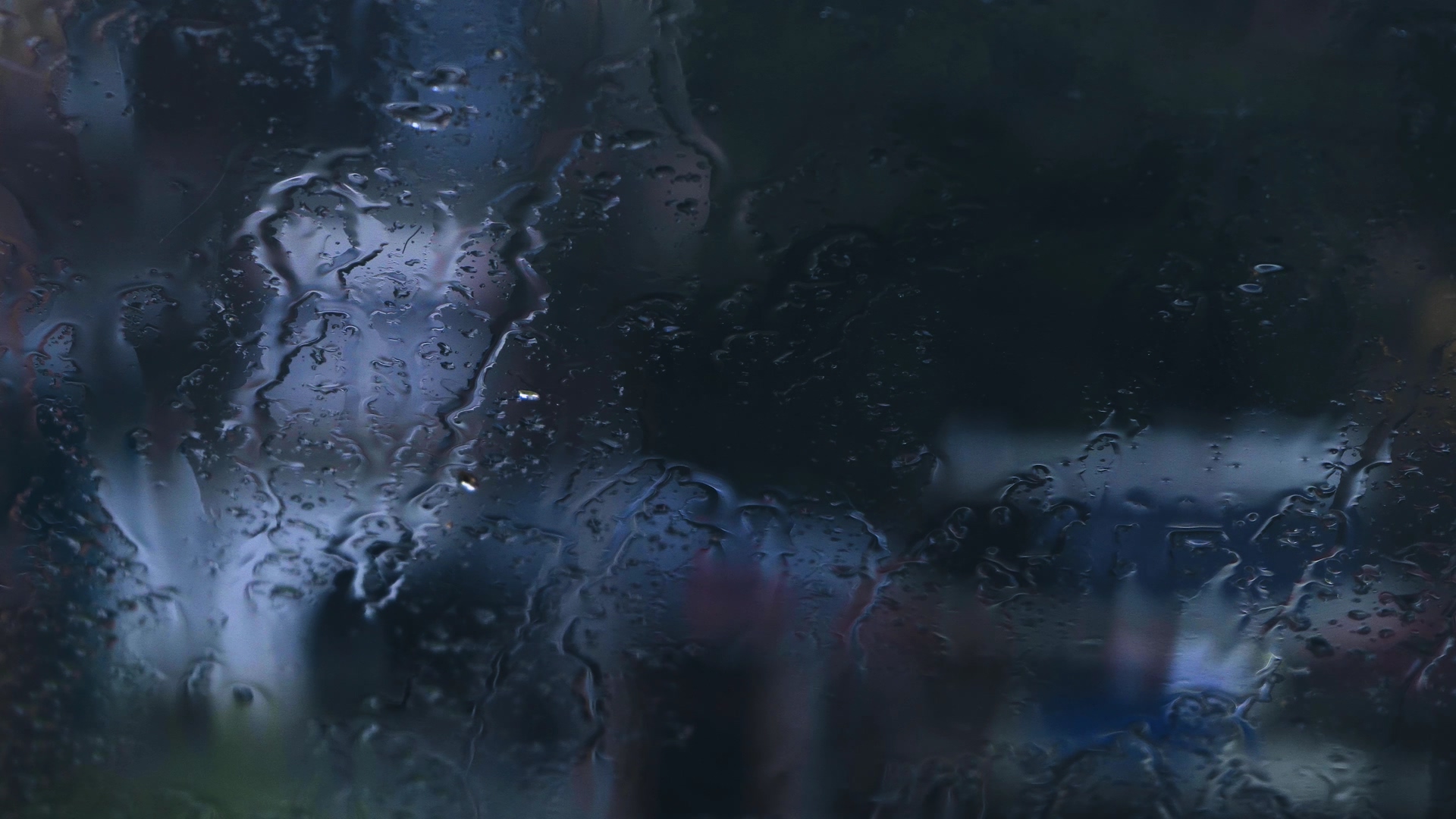 4K实拍雨天水珠落在车窗玻璃上雨珠滑落视频的预览图