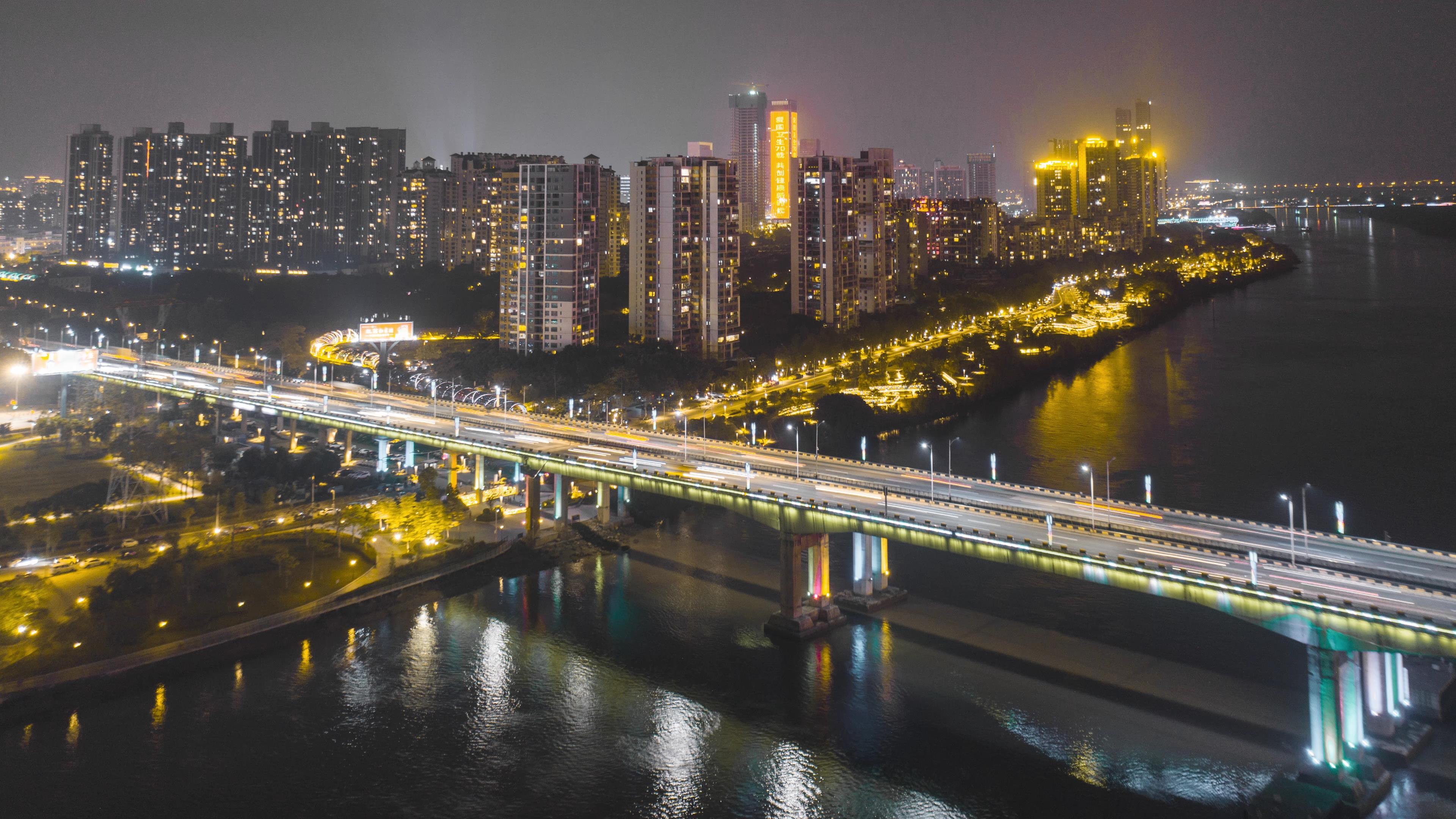 4K城市建筑容奇大桥夜景延时实拍视频视频的预览图