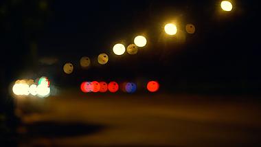 1080夜晚交通车流车灯虚化光斑实拍视频视频的预览图