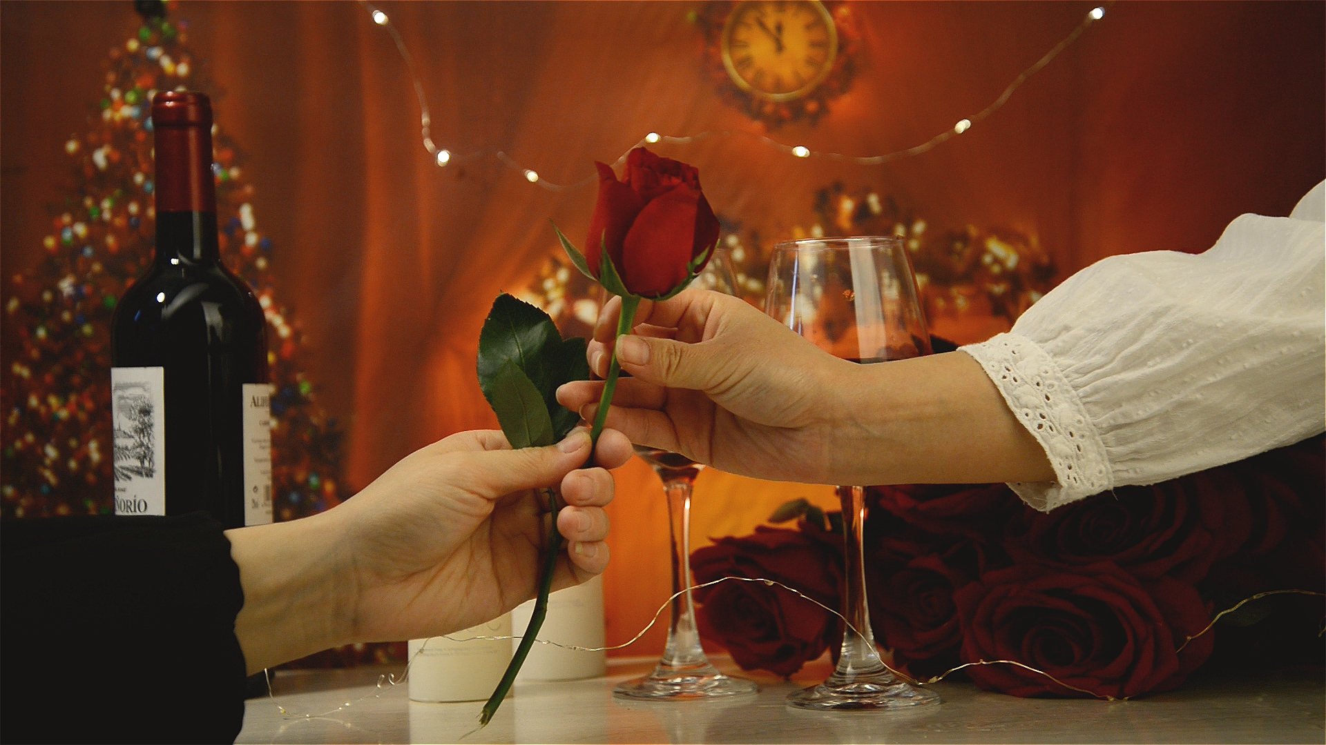 实拍1080夜晚烛光晚餐情侣之间送玫瑰花视频的预览图
