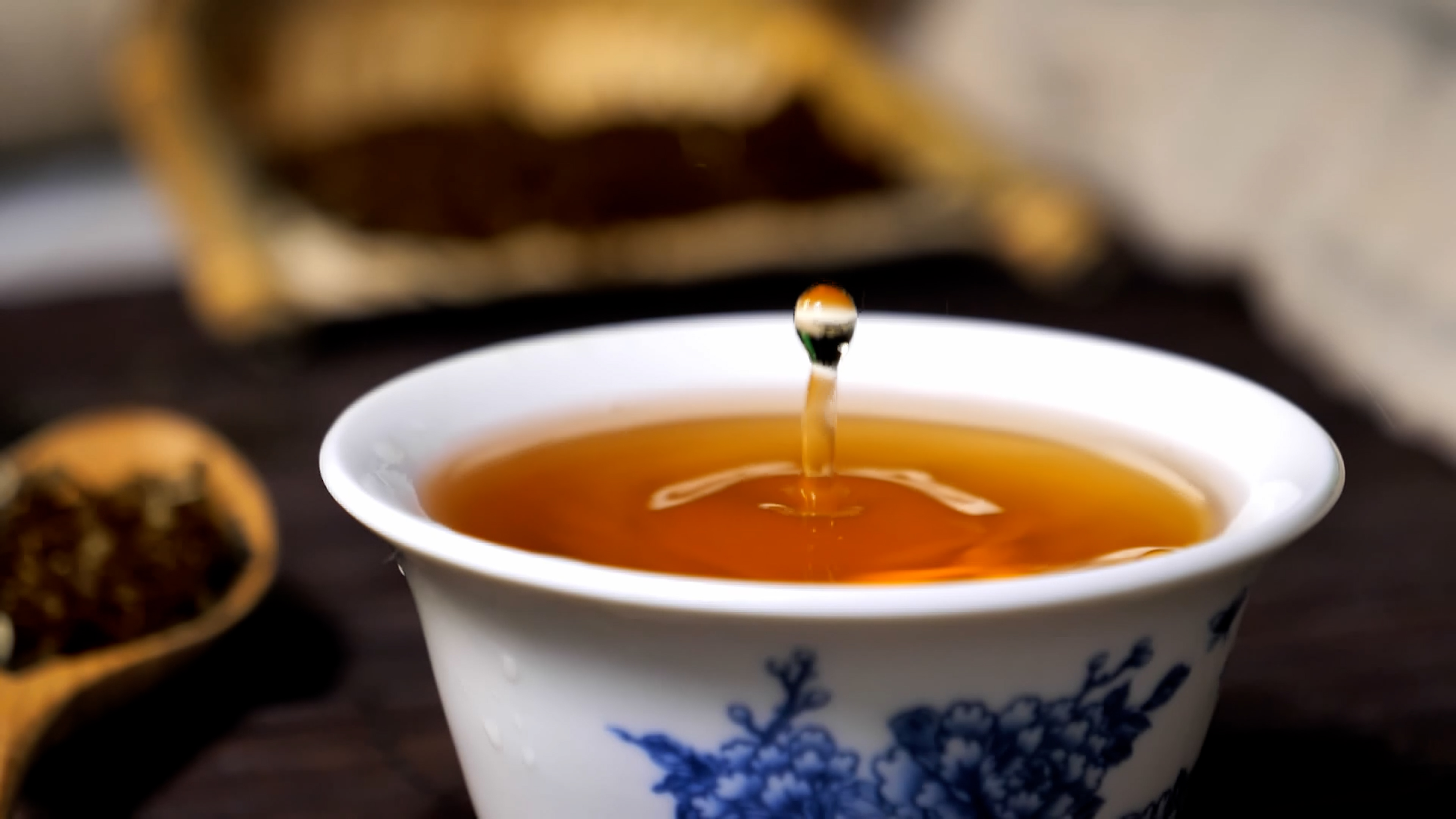 4K拍摄红茶茶叶泡红茶倒红茶升格广告宣传视频的预览图