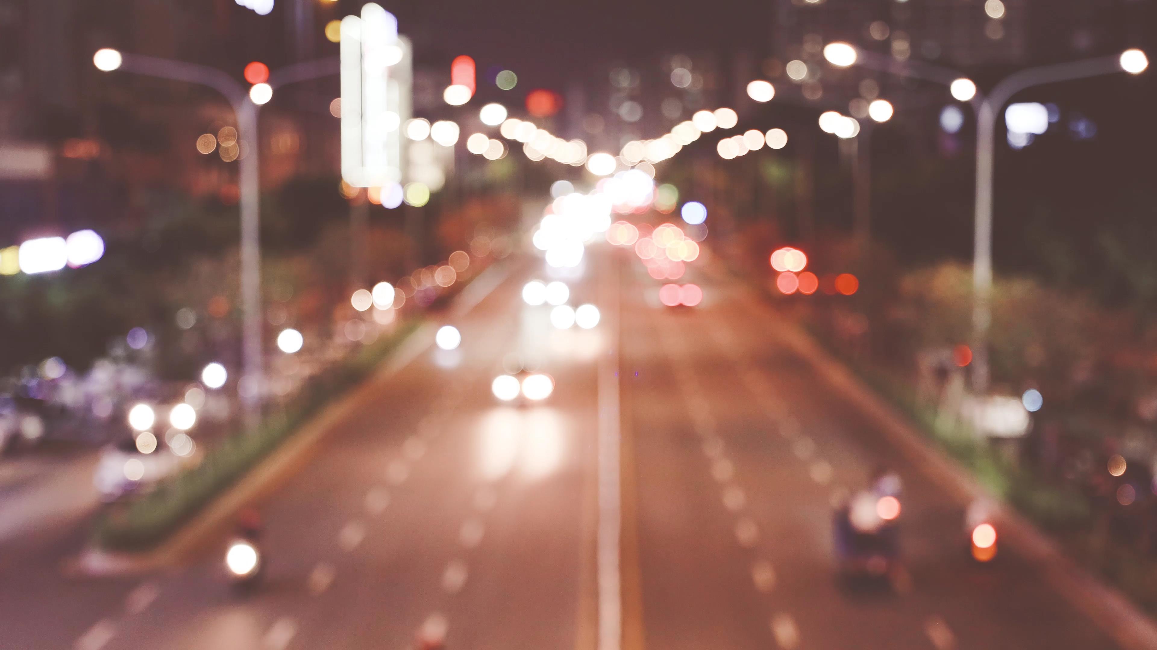 4k实拍城市在晚上汽车行驶光晕光斑意景视频的预览图
