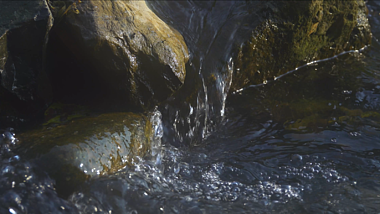 4K实拍岩石流水河流溪水清水水流视频的预览图