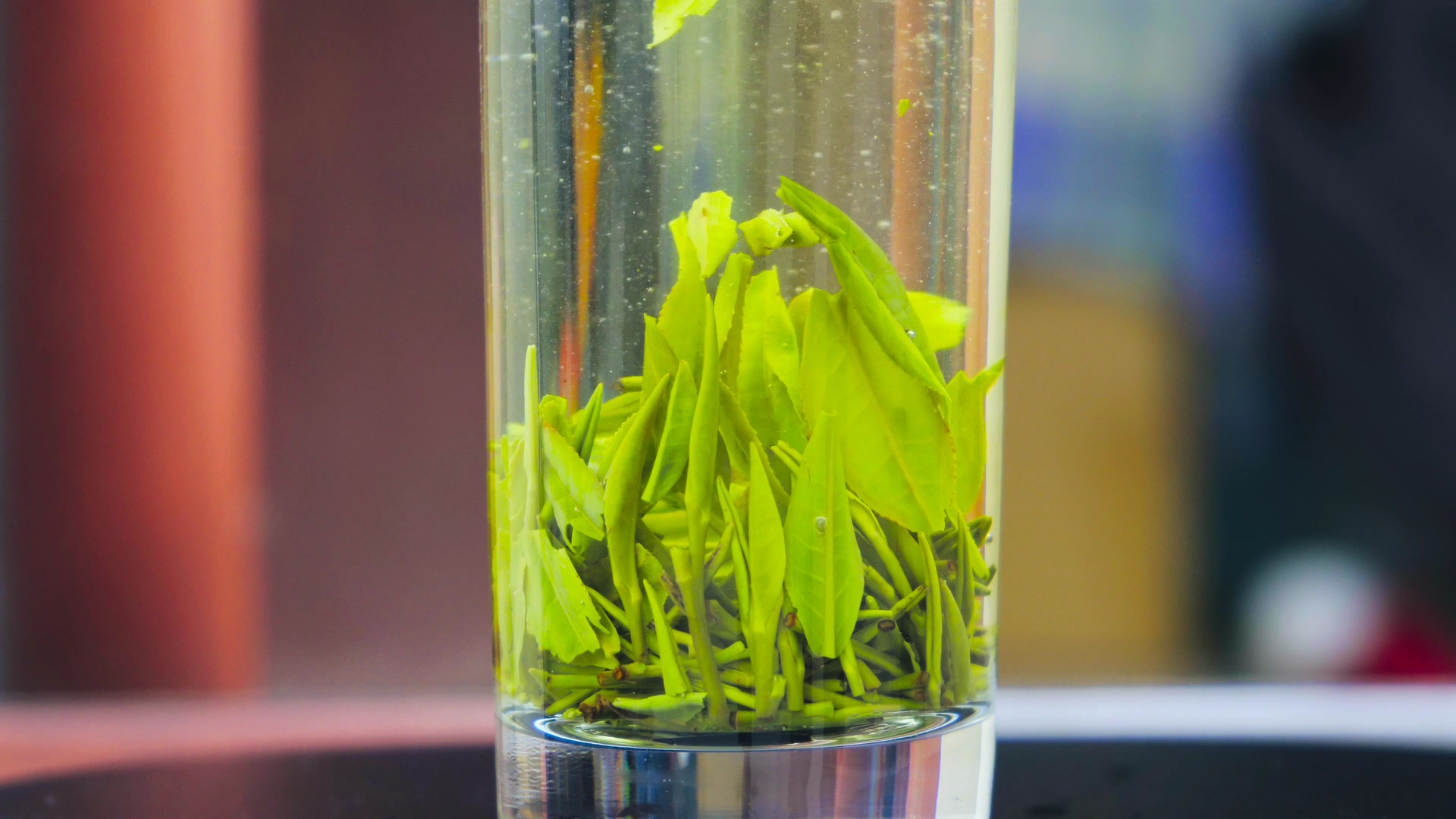 4K实拍绿茶茶叶特写泡茶喝茶茶文化视频的预览图