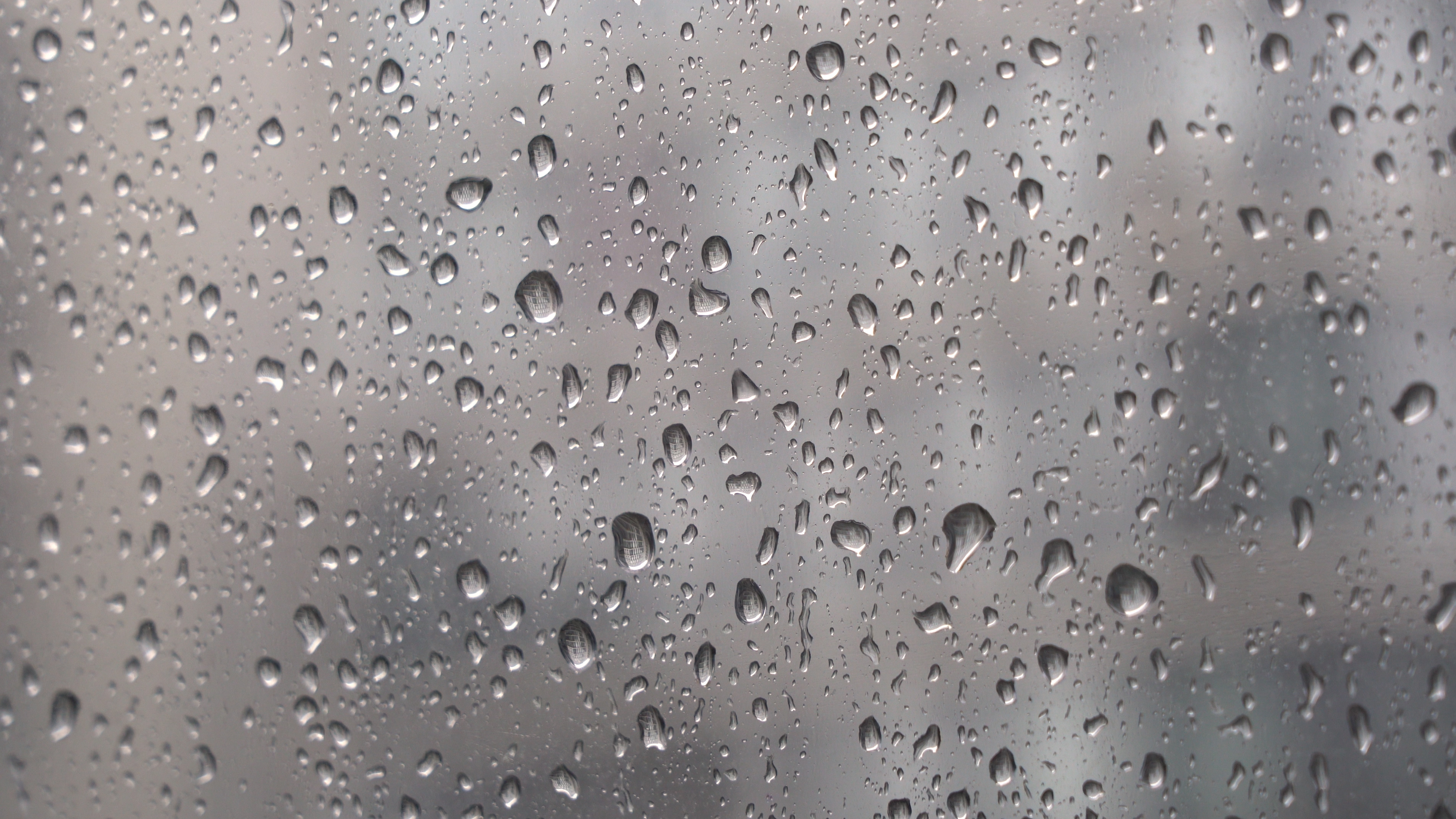 4k实拍唯美玻璃雨珠意境空镜头视频的预览图