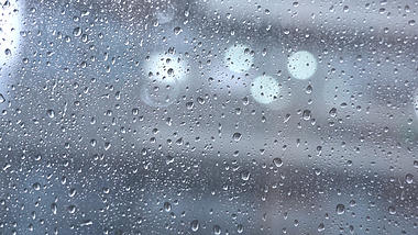4k实拍雨季玻璃雨珠意境空镜头视频的预览图