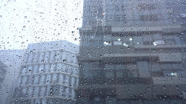 4k实拍下雨天玻璃上的雨珠视频的预览图