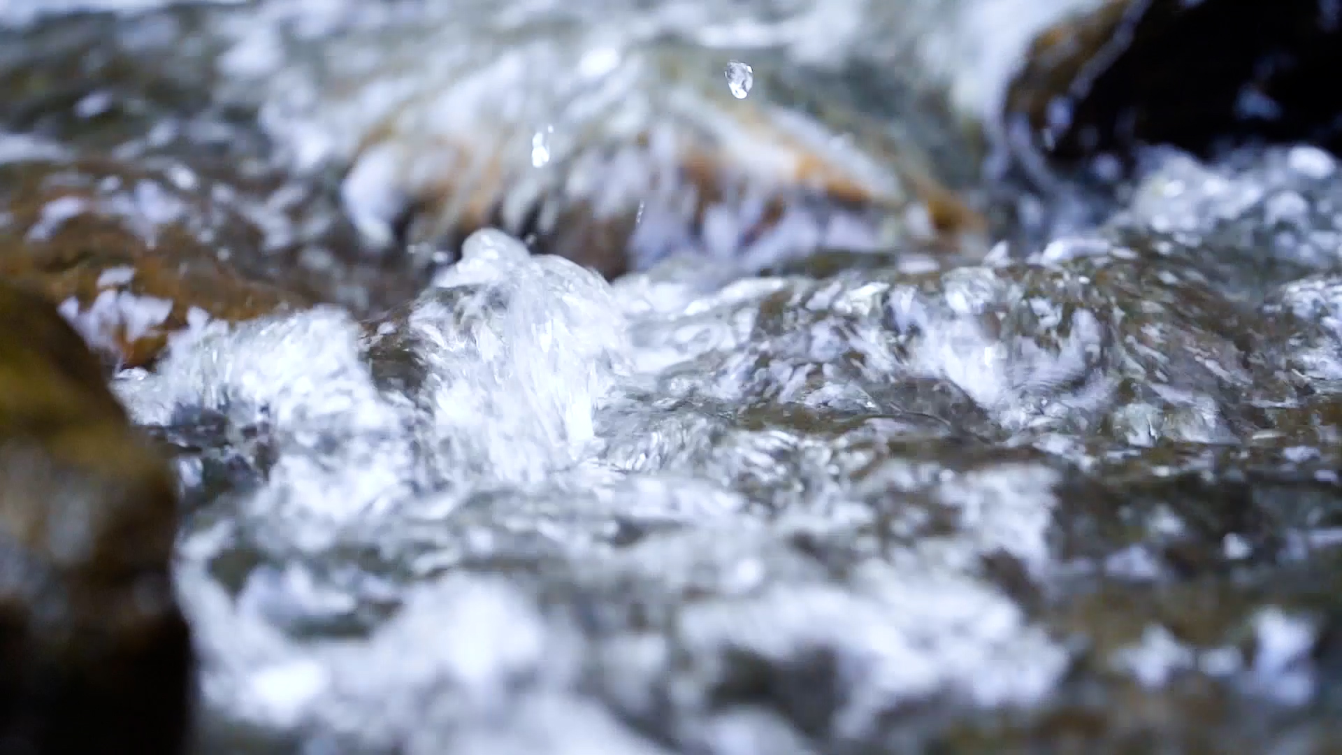 4k实拍升格溪流河流水流视频的预览图