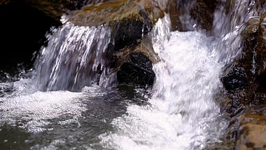 4k实拍溪流河流岩石水流空镜头视频的预览图