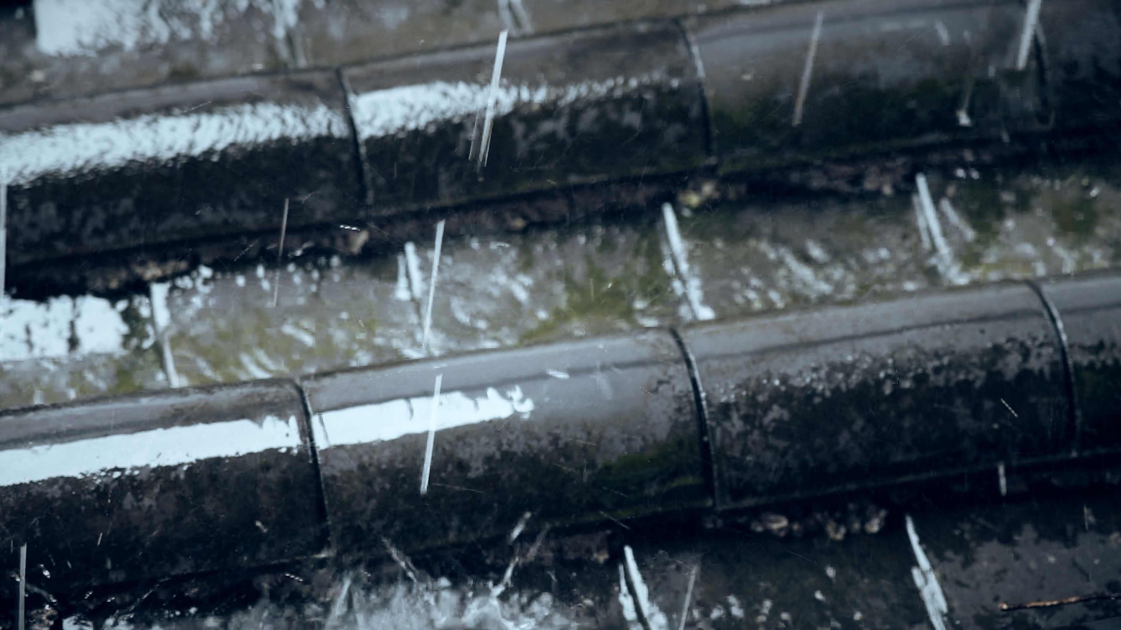 4K实拍雨滴拍打砖瓦江南水乡意境视频视频的预览图