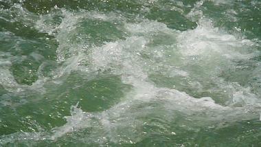 4k实拍湍急的河流水流水花唯美空镜视频的预览图