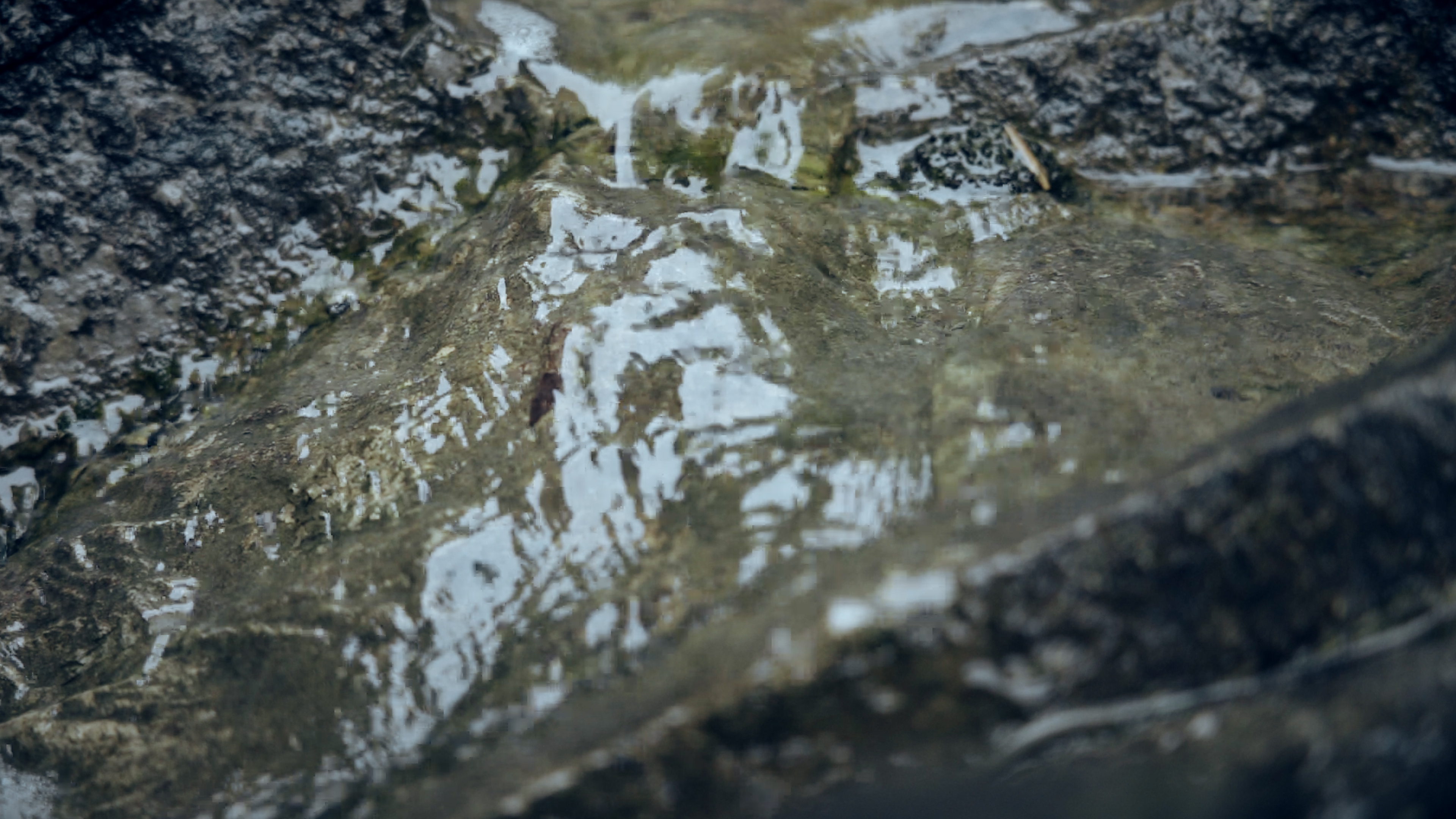 4K升格岩石小溪流实拍视频视频的预览图
