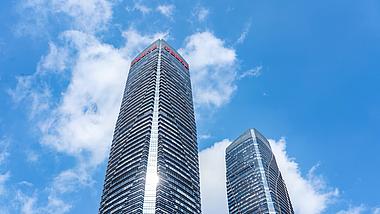 8k昆明双塔城市地标商务大厦蓝天白云延时视频的预览图