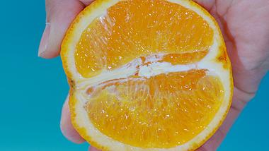 4K手捏橙子新鲜度水分展示视频的预览图