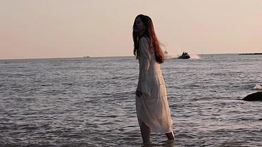 4K实拍夏日夏天海边沙滩游玩的美女视频的预览图