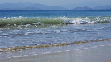 4k海浪翻涌冲上沙滩大海唯美风景视频的预览图