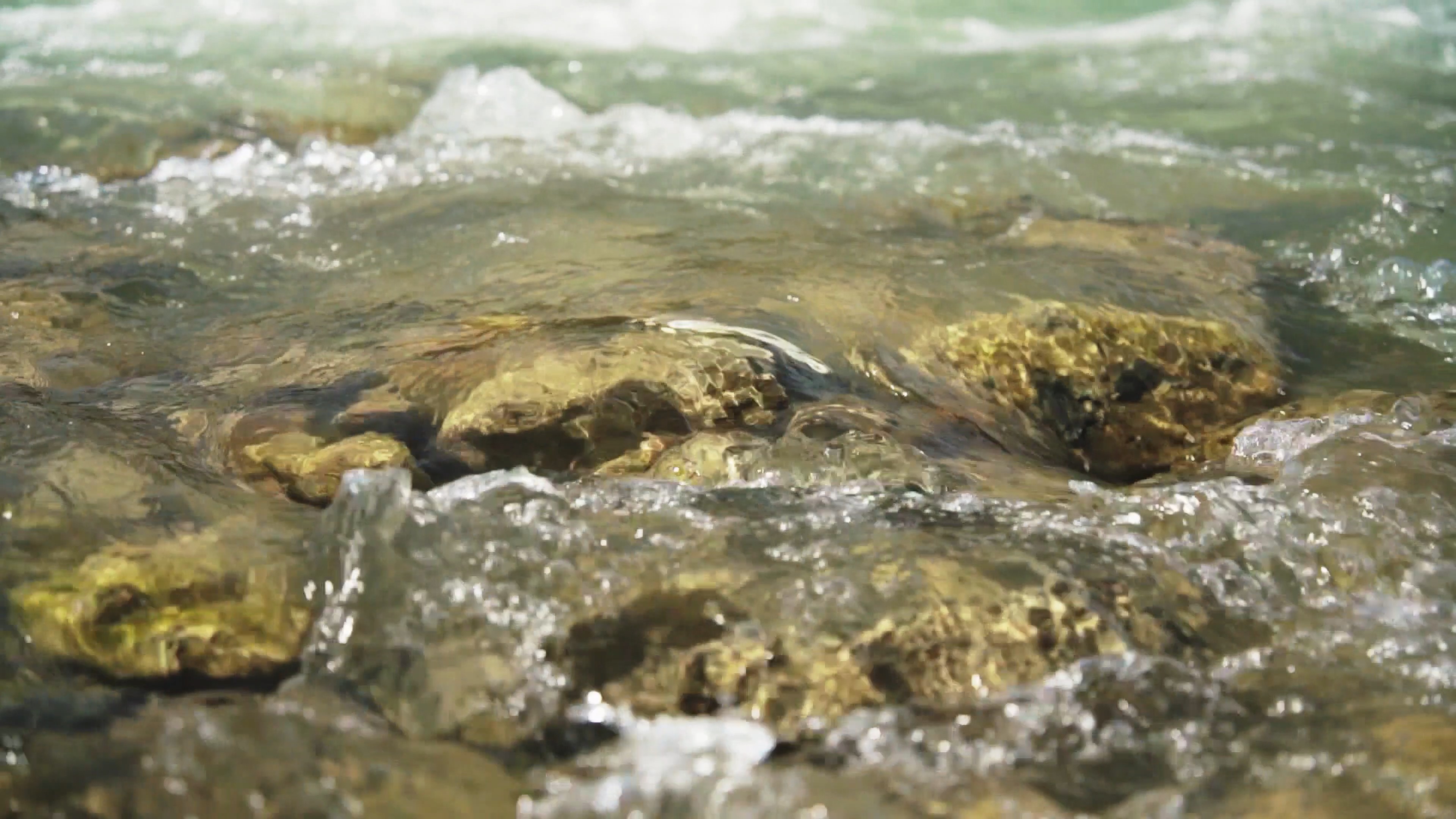 4k低角度河流水流唯美空镜实拍视频的预览图