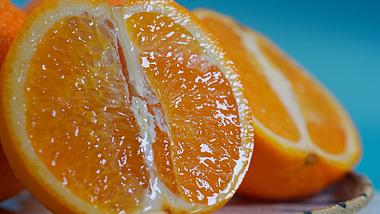4K水果切开橙子摆拍展示的预览图