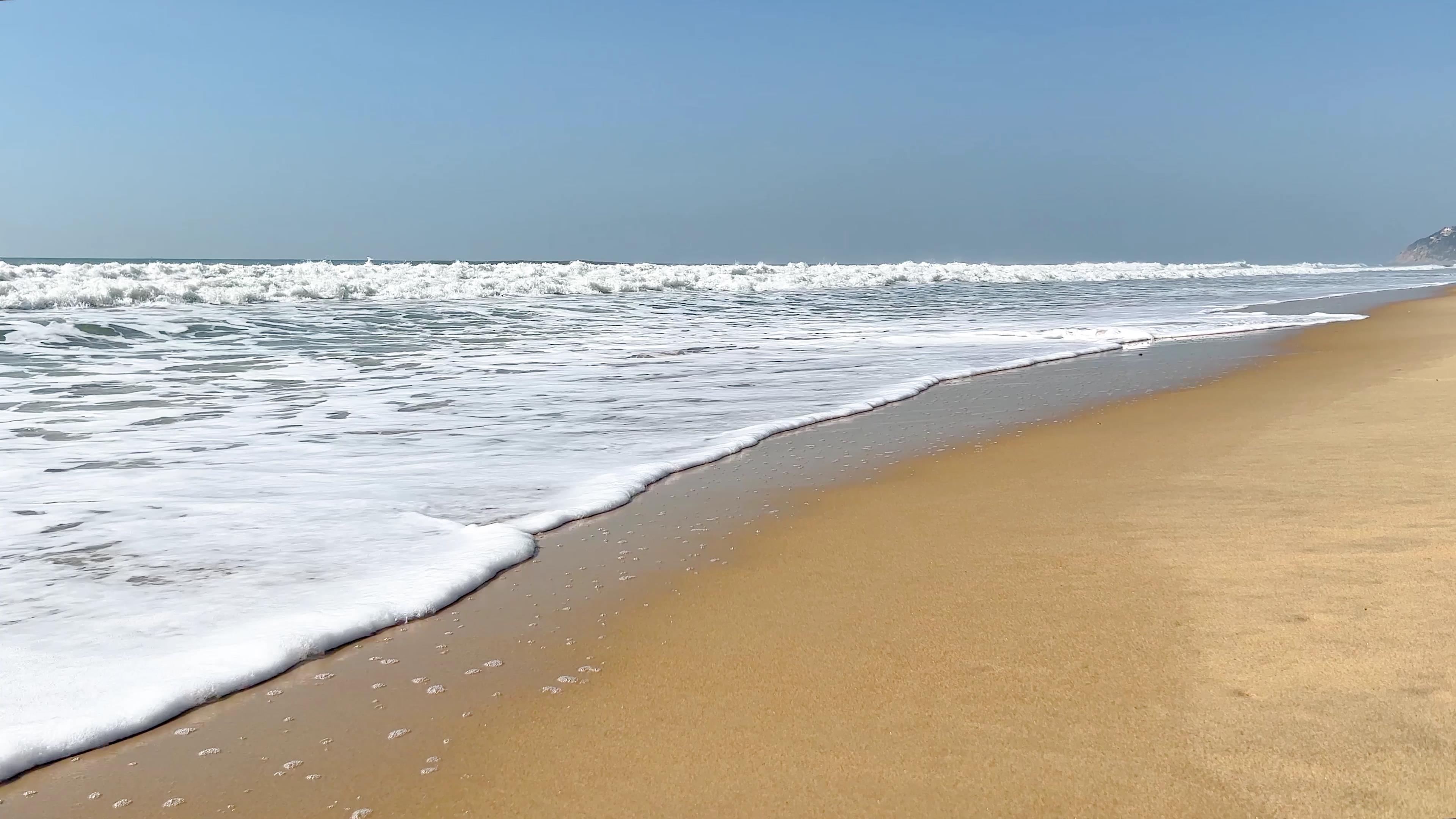 4K实拍夏日海浪沙滩自然风光大海视频的预览图