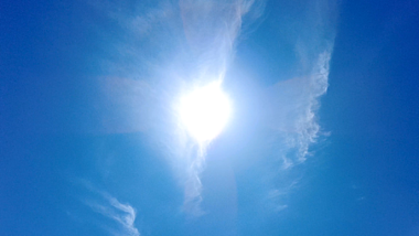 4K实拍烈日当空夏天中午的太阳视频的预览图