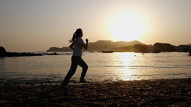 4K海边沙滩跑步女性青年运动剪影视频的预览图