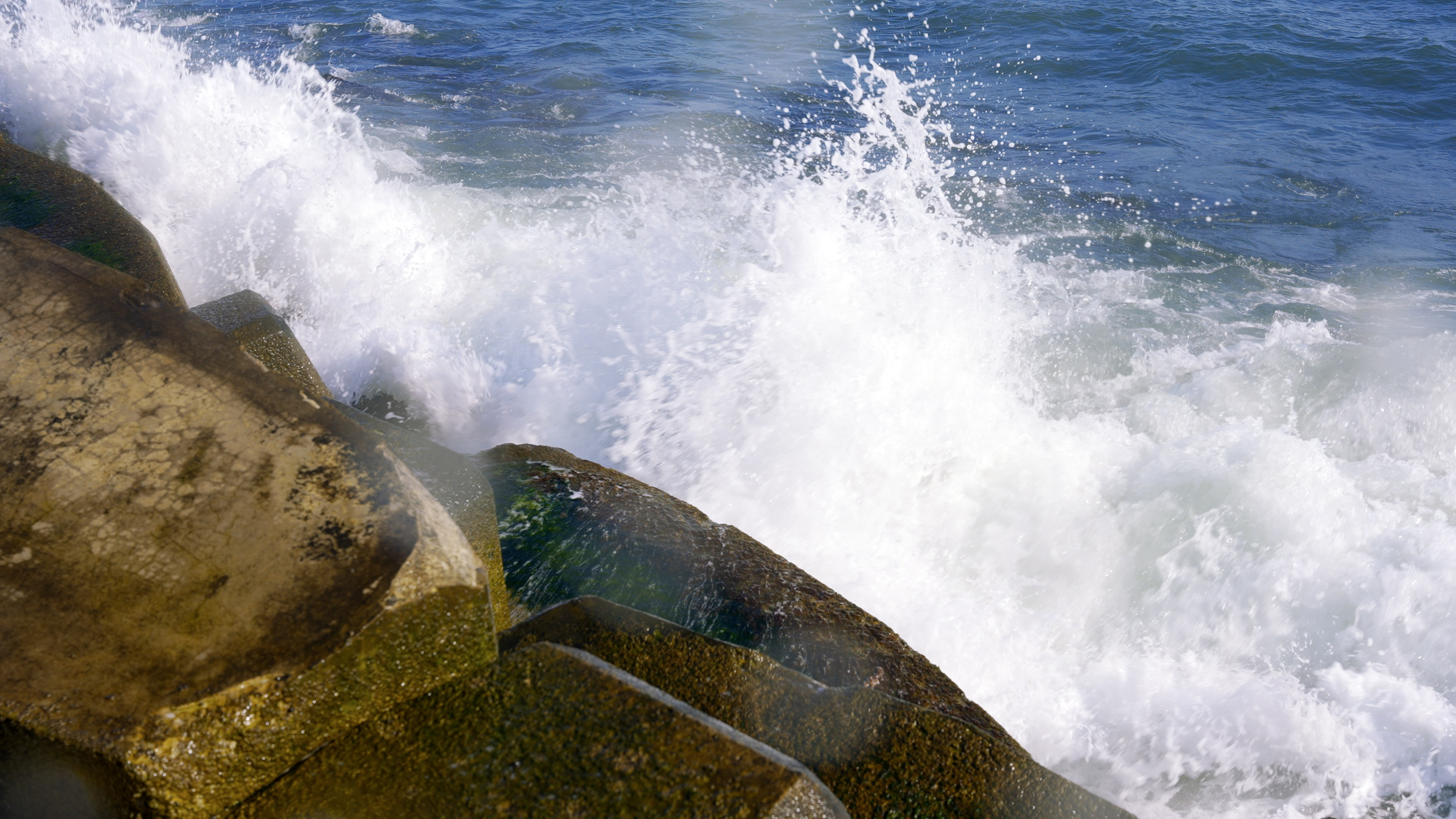 4K巨大海浪潮汐撞击海岸汹涌视频的预览图