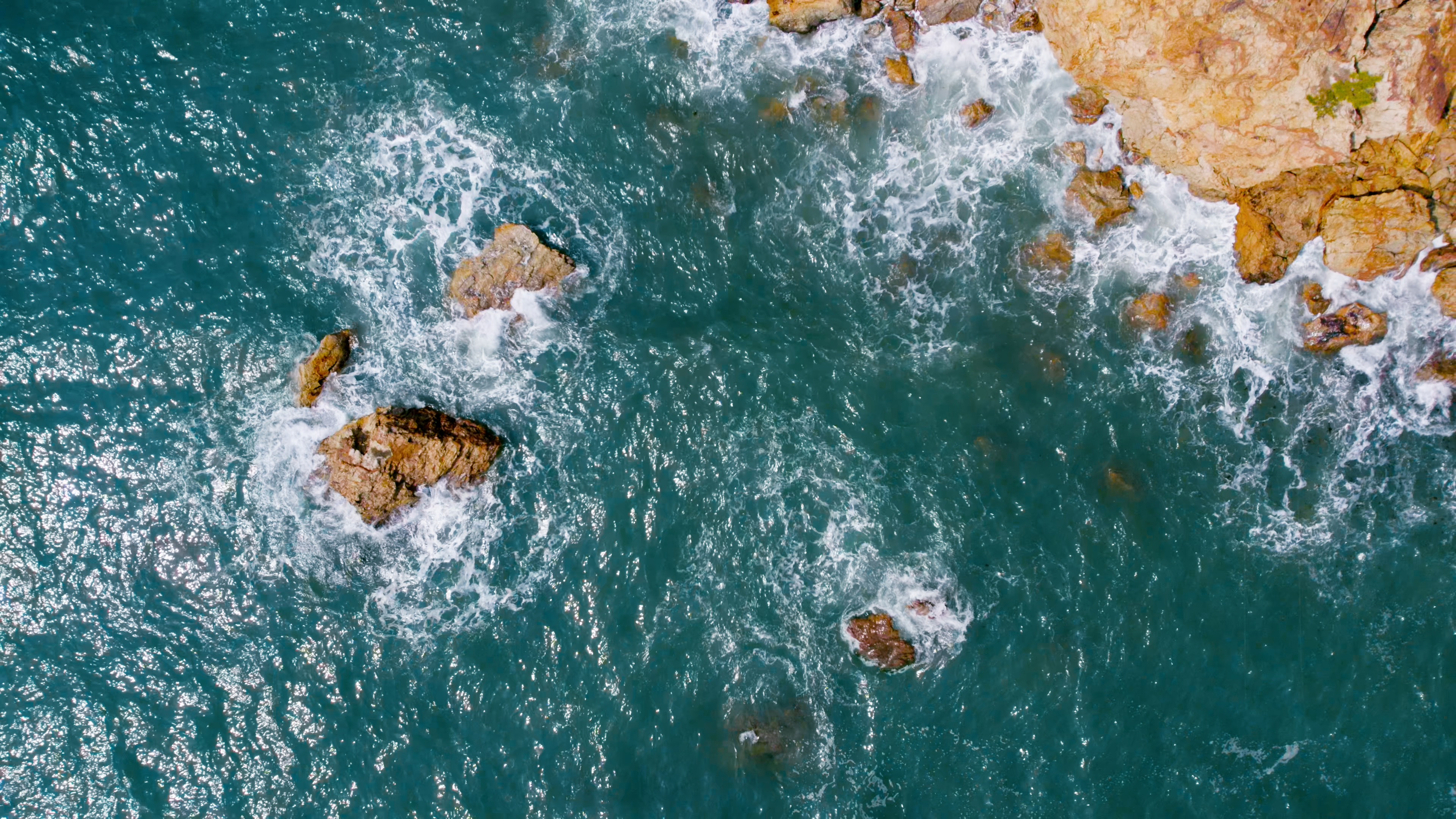 4K唯美清新海浪浪花礁石拍岸航拍鸟瞰视频的预览图