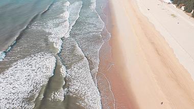 4k白色的浪花海浪拍打着海滩视频的预览图