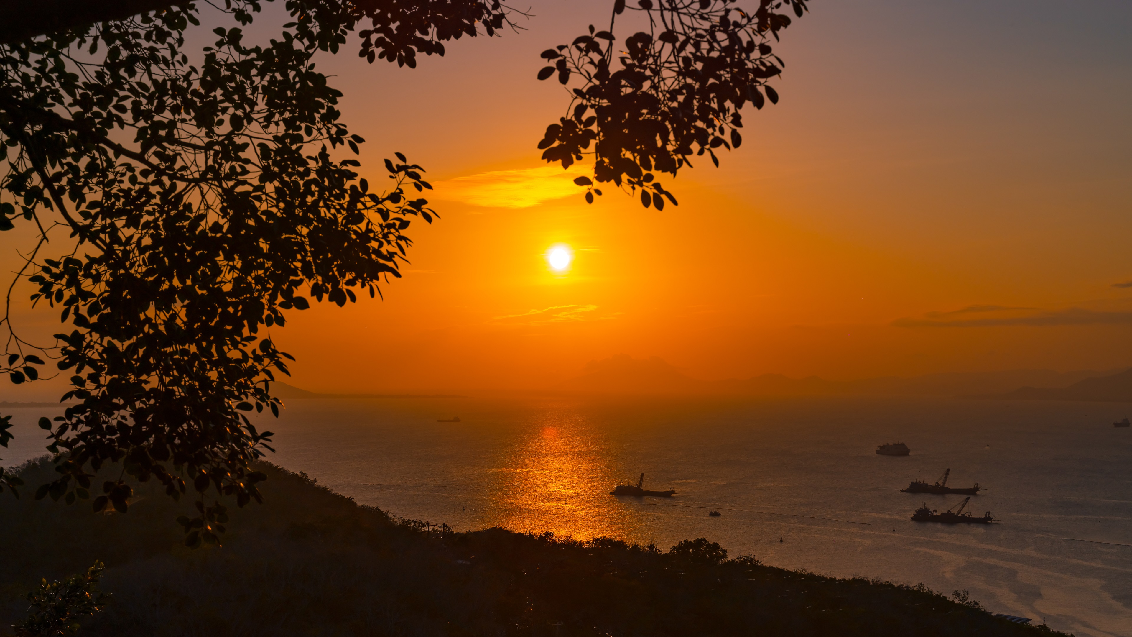 8K唯美延时海南岛俯瞰大海日落逆光夕阳视频的预览图