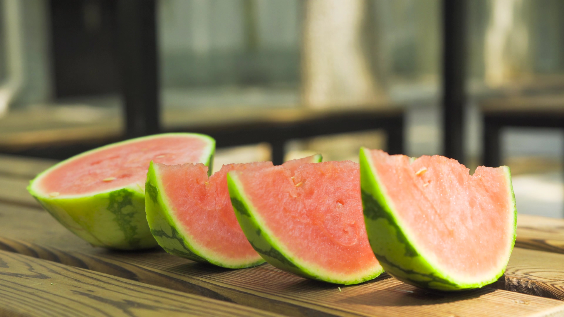 4K实拍夏日光影下切西瓜美食水果视频的预览图