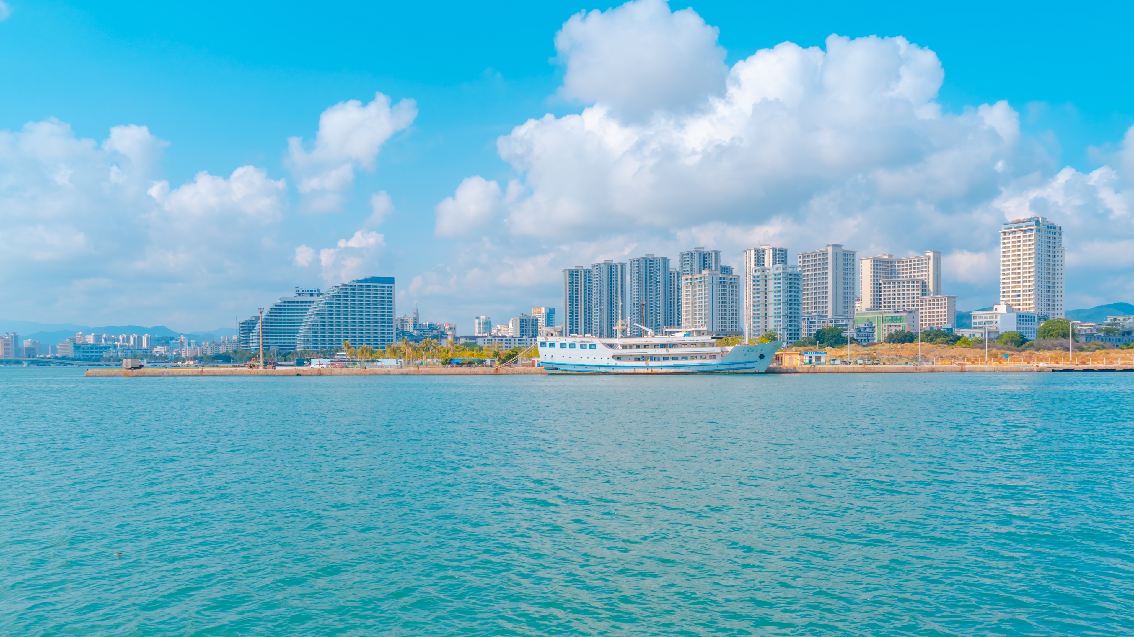 8K大气延时海南岛三亚港湾碧海蓝天视频的预览图