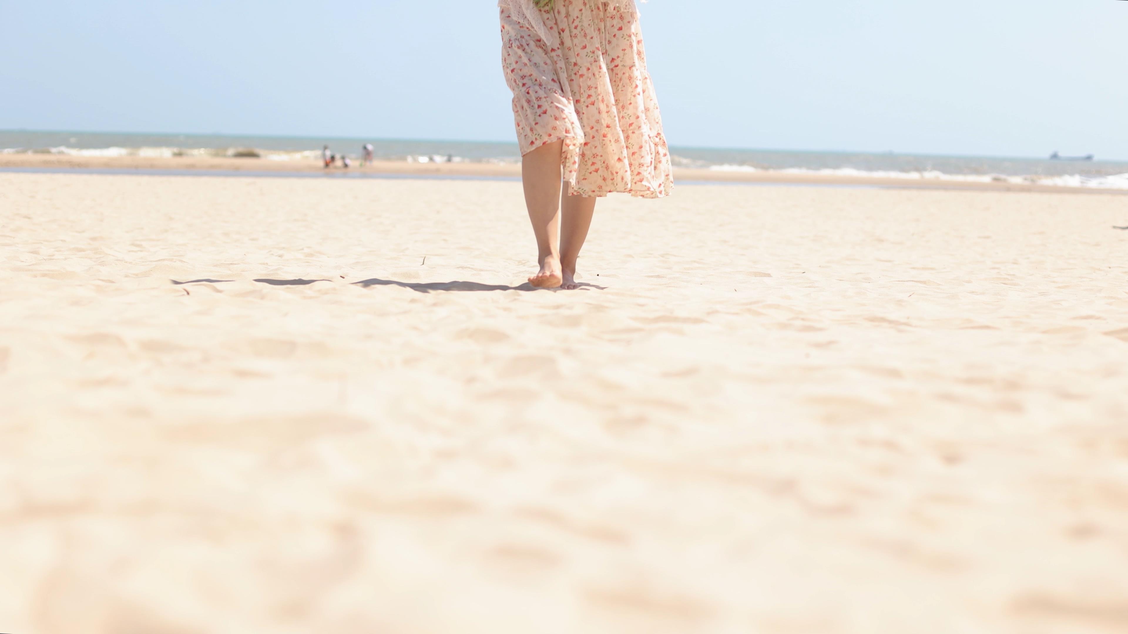 4K实拍海边美女漫步在沙滩上文艺清新浪漫舒适空镜视频的预览图