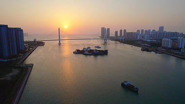 4K唯美航拍逆光大海船舶城市夕阳视频的预览图