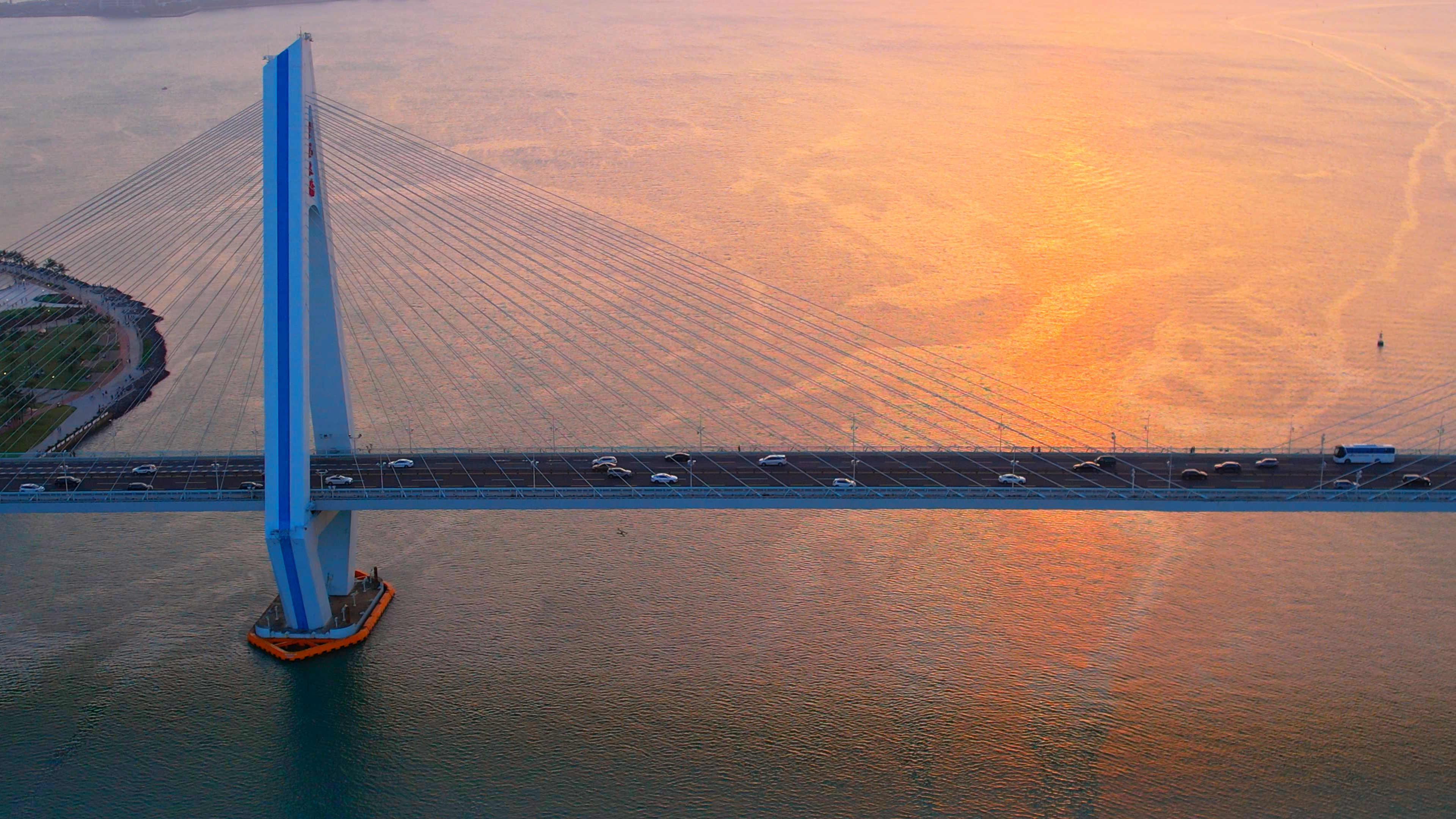 4K航拍俯瞰海南世纪跨海大桥夕阳车流视频的预览图