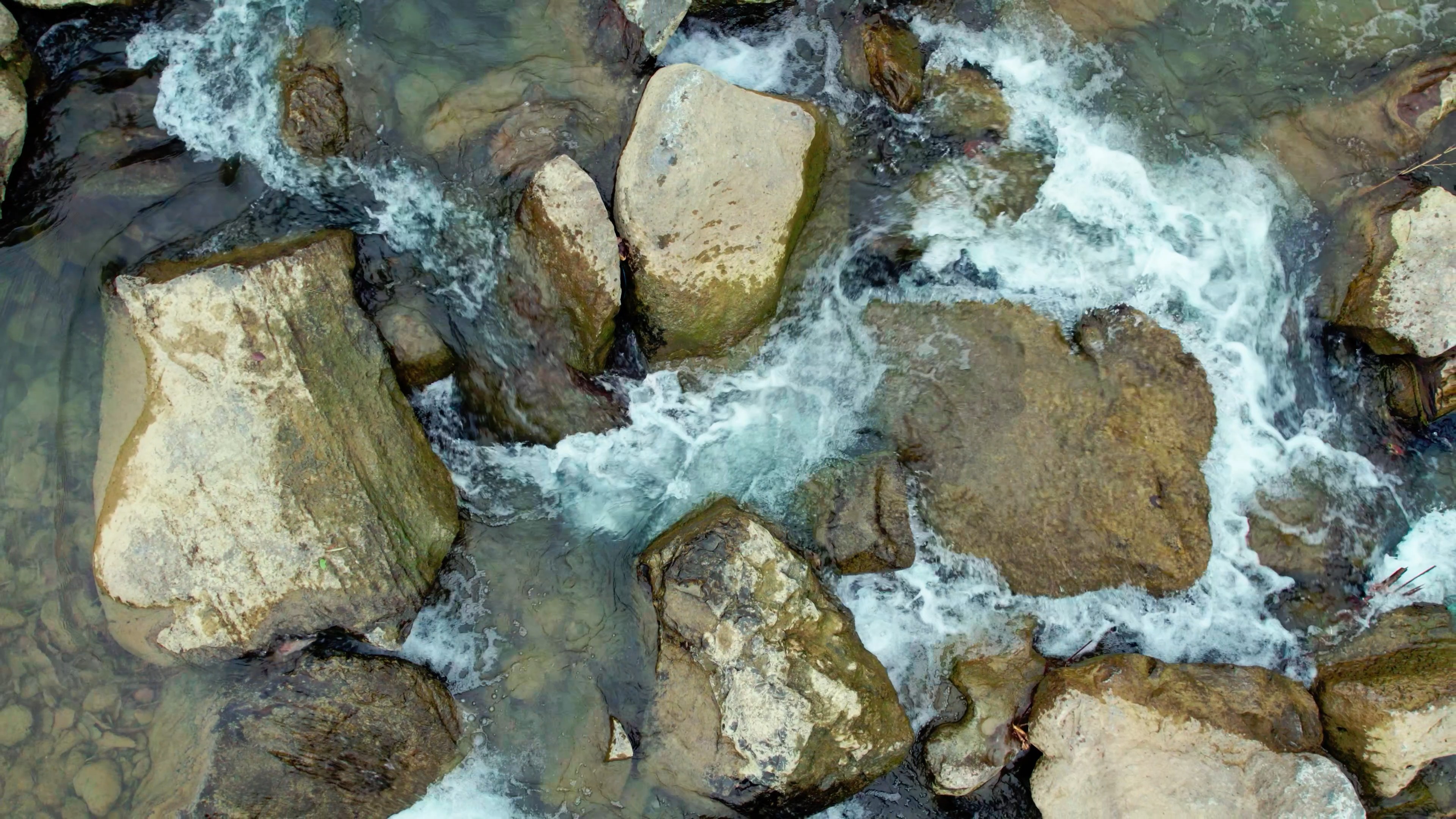 4k航拍俯拍湍急的溪流水流夏季自然风景视频的预览图