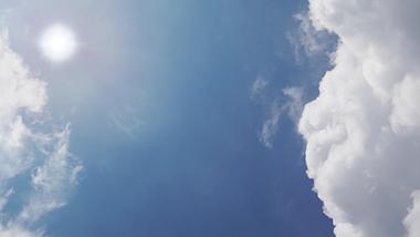 4K夏天烈日阳光下的蓝天白云延时视频的预览图