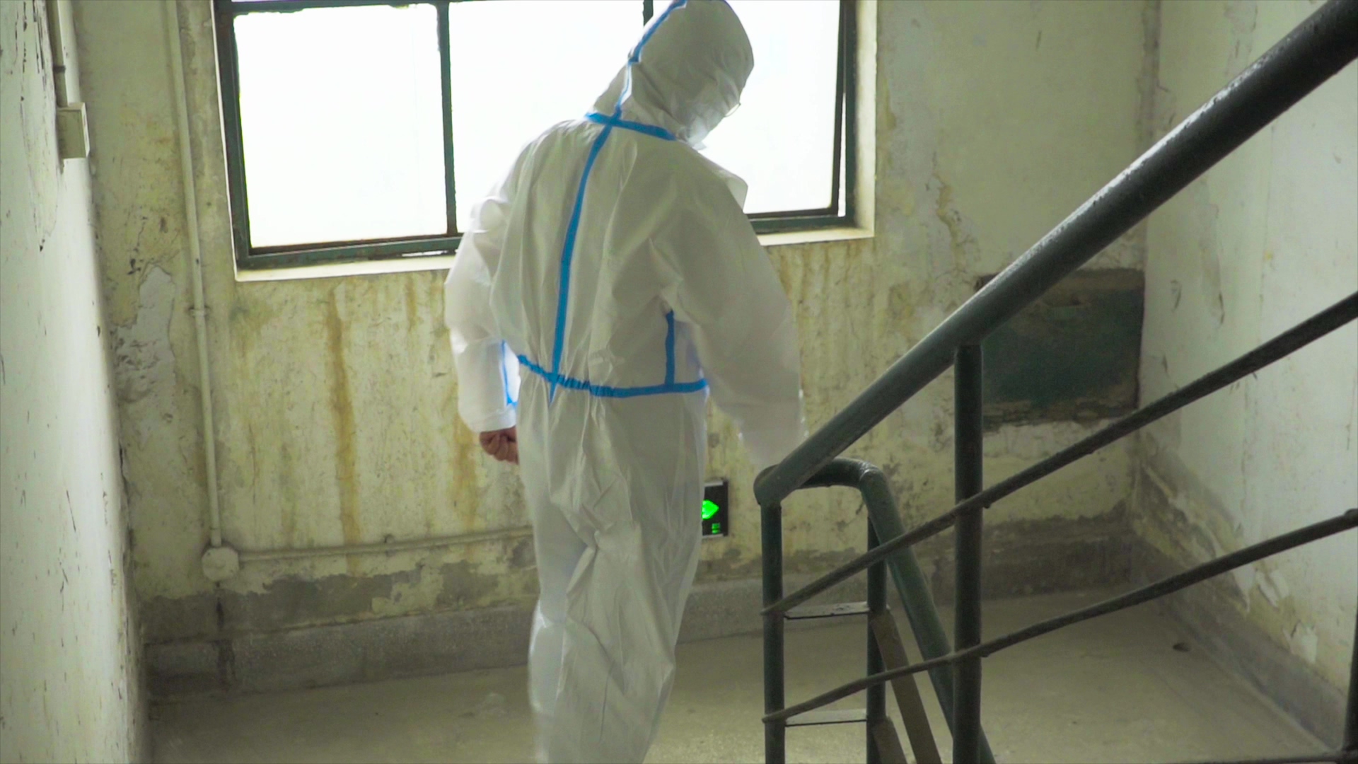 4K实拍疫情医护人员防护服上门核酸检测视频的预览图