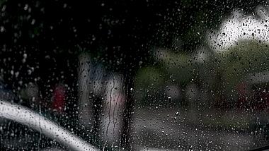 4k实拍雨季雨水水滴玻璃雨珠意境空镜头视频的预览图