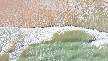 4K实拍夏日海边海浪沙滩自然风光视频视频的预览图