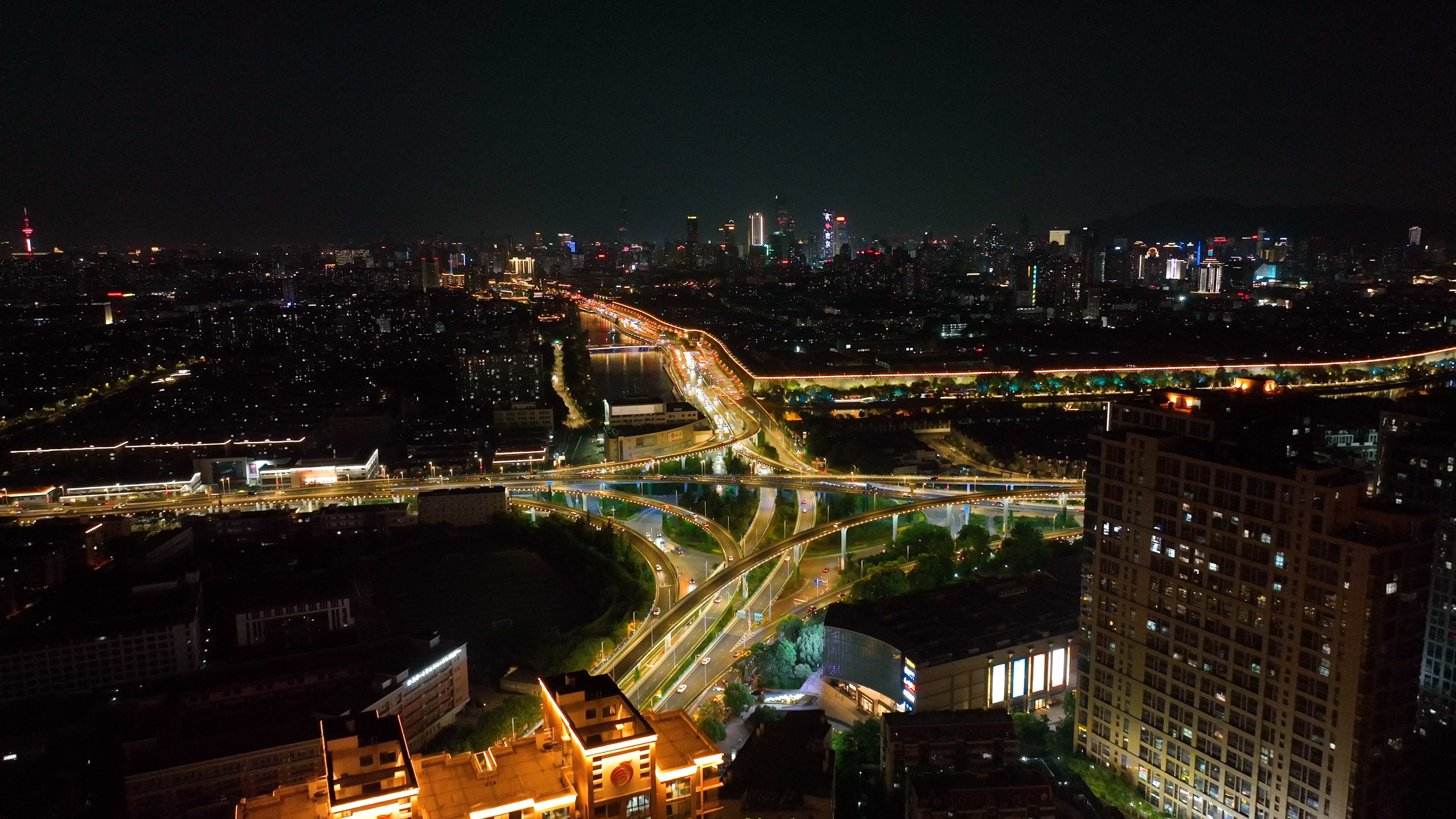 4k航拍南京夜景高架交通车流视频的预览图