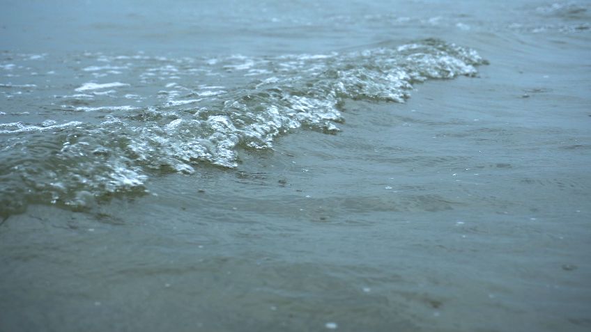 4K实拍海浪海边海水下雨心情意境空镜头视频的预览图
