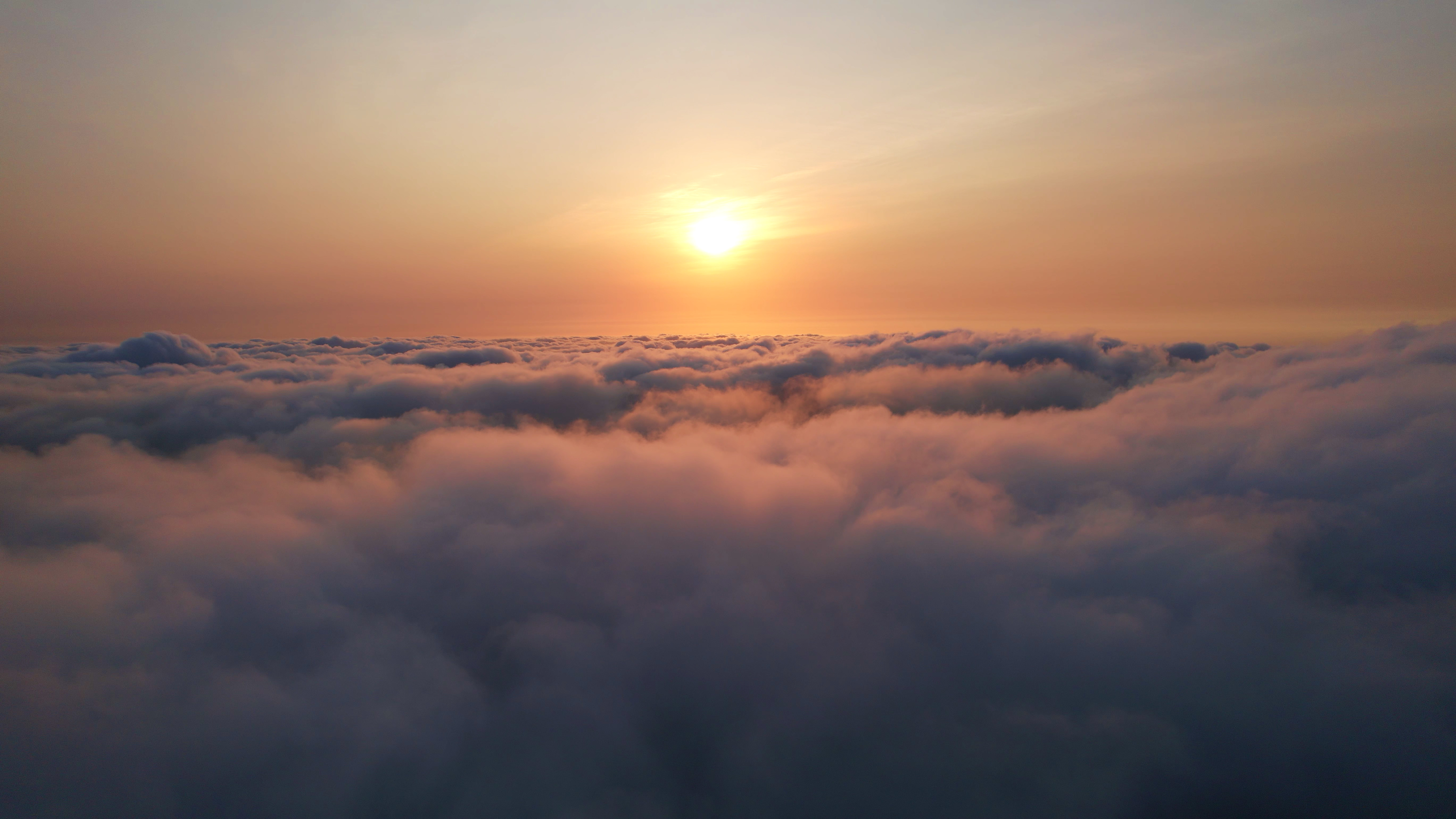 5.4K大气航拍自然云海日出风景大场景视频的预览图