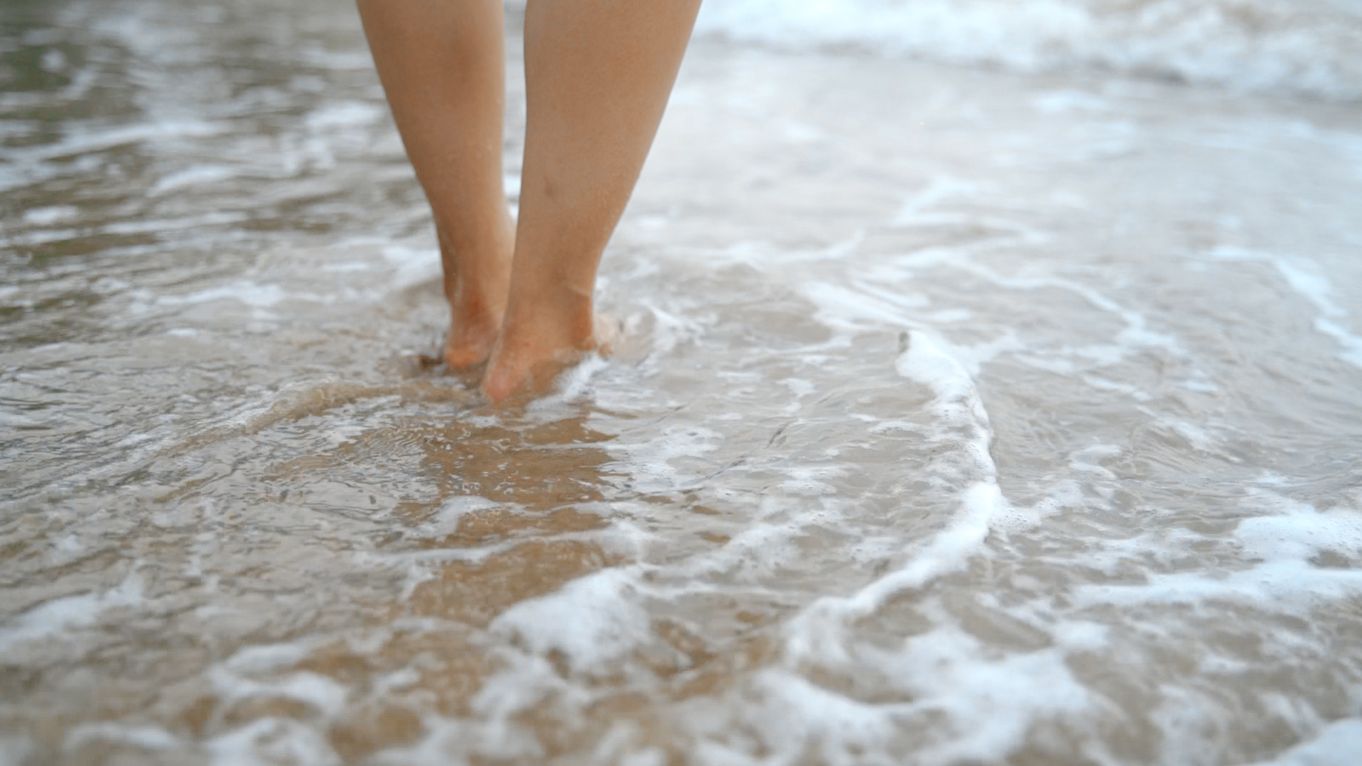 4K升格慢动作女孩赤脚沙滩海浪视频的预览图