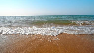 4K实拍夏季大海沙滩海浪扑打视频的预览图