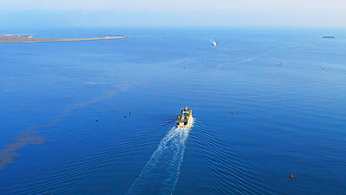 4K唯美航拍湛蓝大海轮渡出行视频的预览图