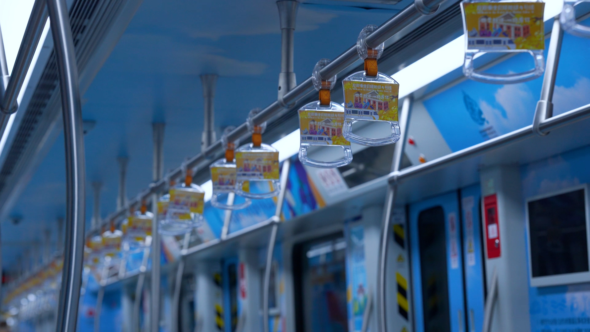 4k实拍城市交通空荡的地铁车厢空镜头视频的预览图