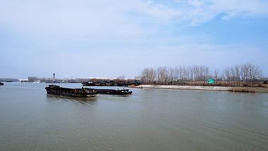 4K航拍淮安大运河古运河航道运输视频的预览图