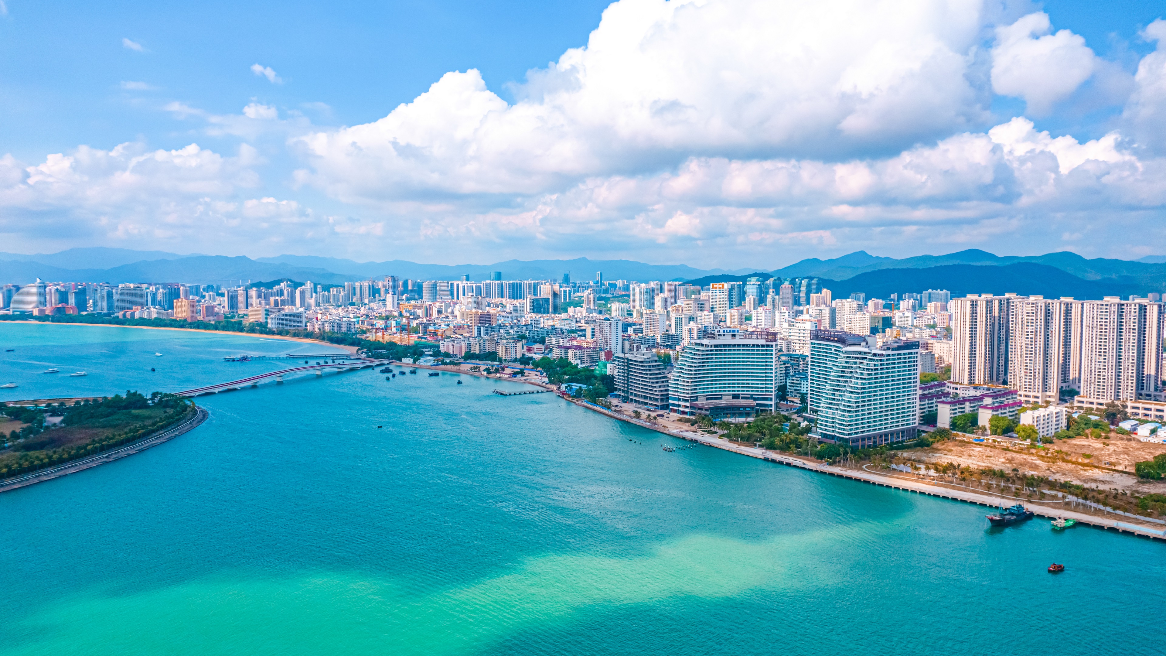 8K震撼航拍延时海南三亚城市蓝天碧海视频的预览图