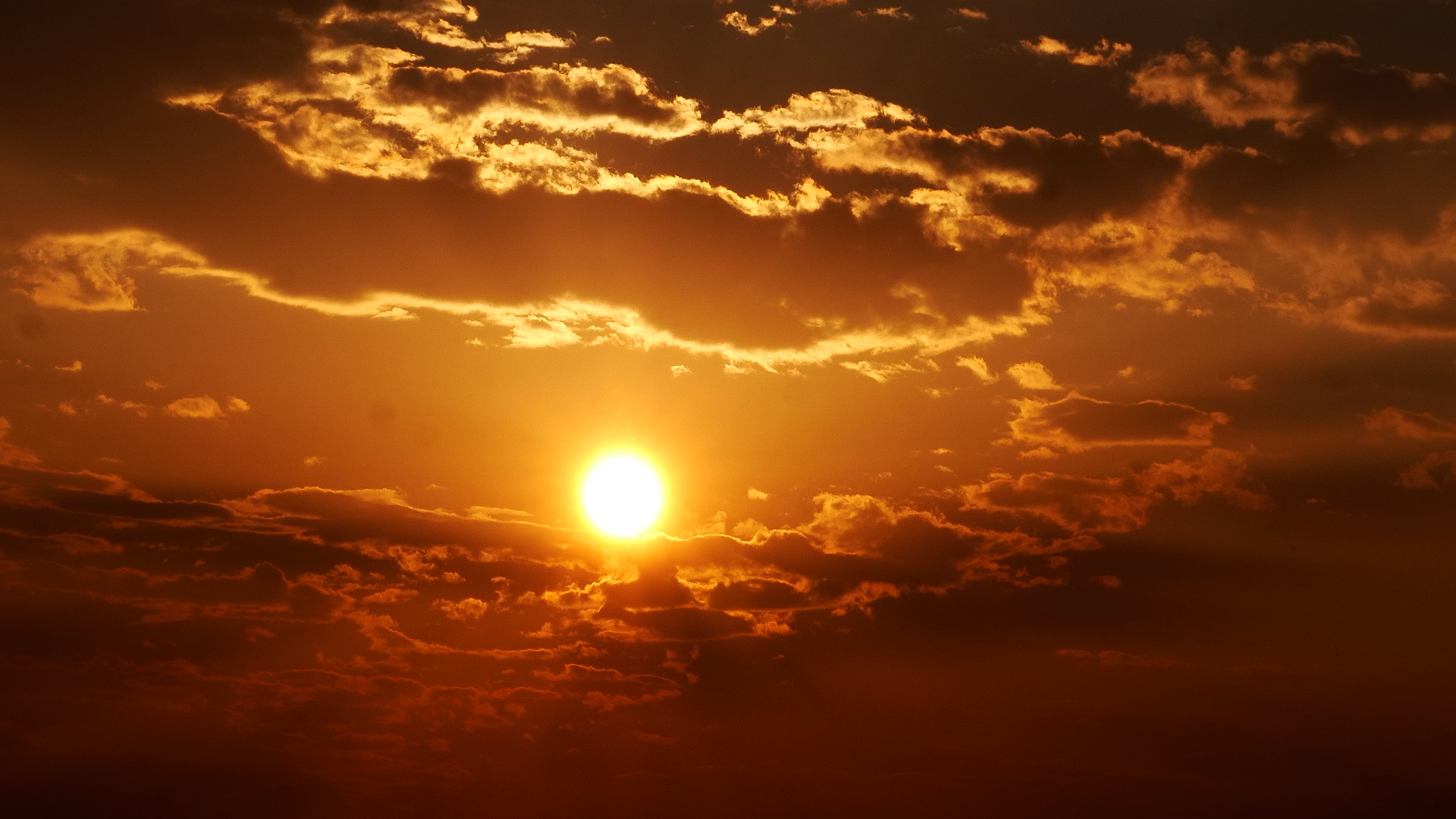 4K拍摄清晨日出穿梭云层延时耶稣光意境视频的预览图