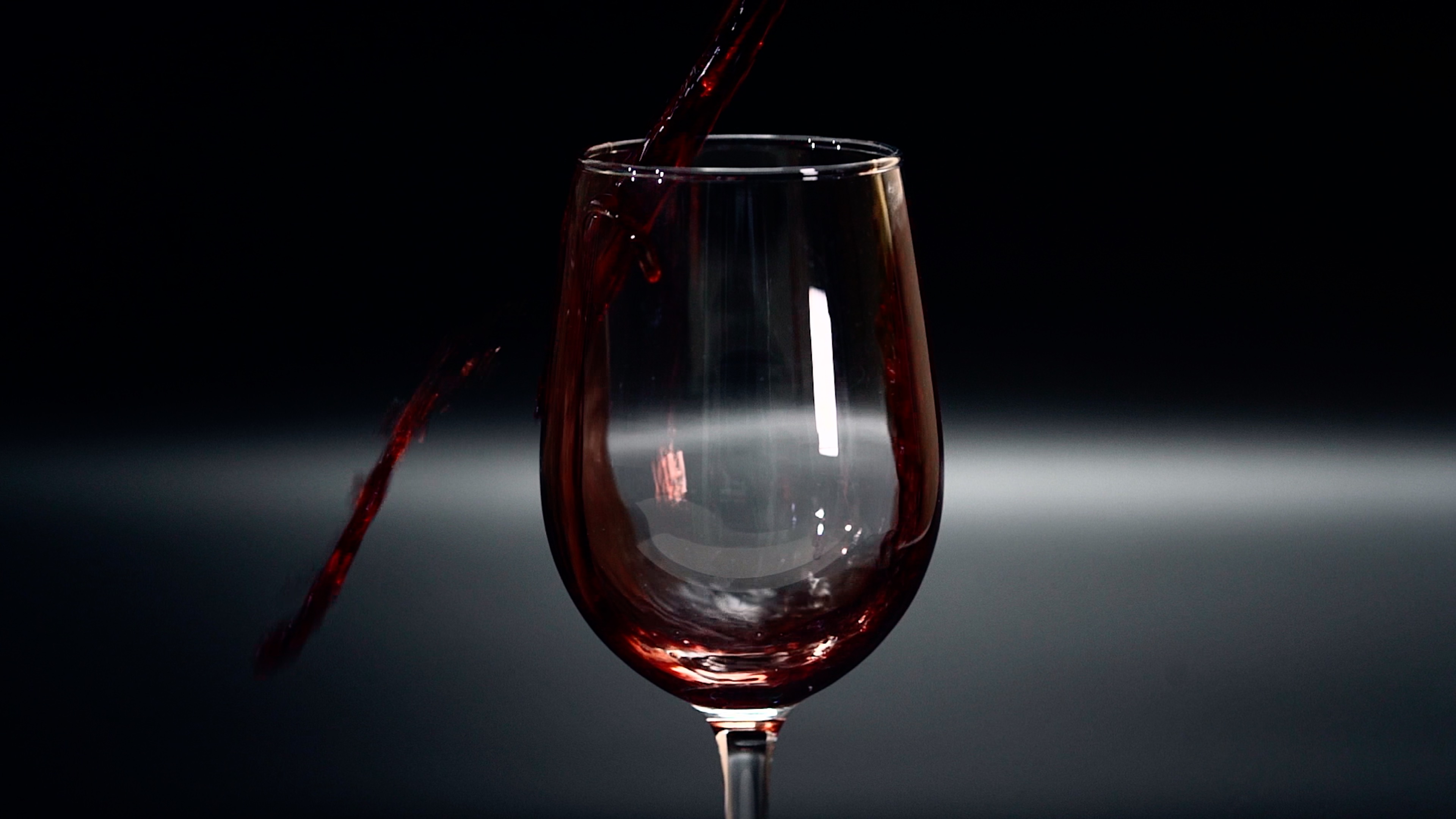 4K倒酒升格广告红酒商务视频的预览图